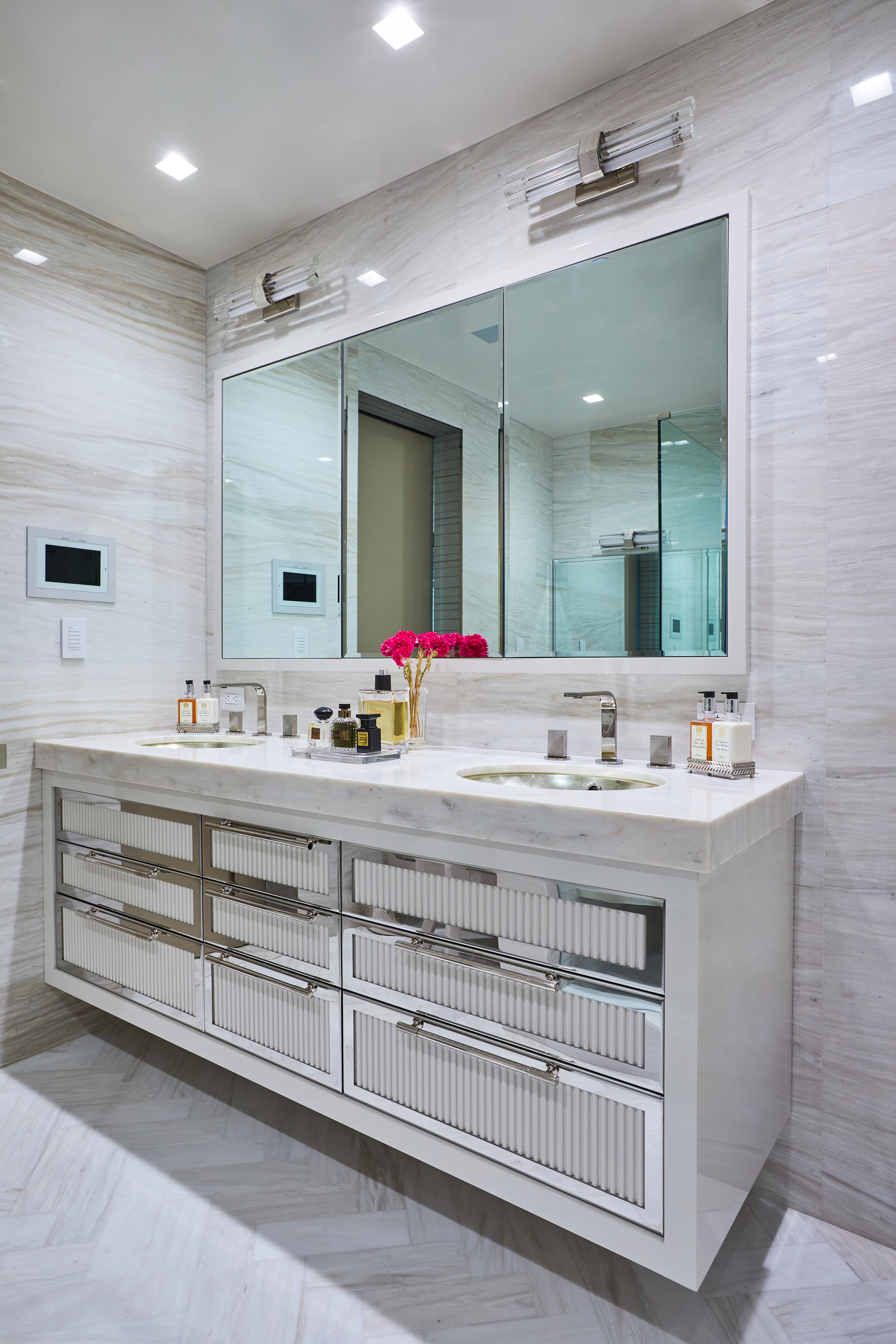 Bathroom vanity lighting off